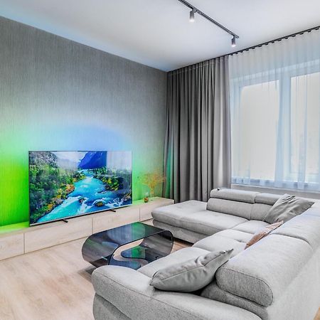 Chalupku - Luxurious Apartment 70M2 In Direct Centrum With Parking Included, Air-Conditioned, Balcony, Quiet Sleep, Best In Town บันสกาบิสตรีตซา ภายนอก รูปภาพ