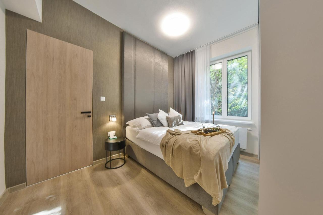 Chalupku - Luxurious Apartment 70M2 In Direct Centrum With Parking Included, Air-Conditioned, Balcony, Quiet Sleep, Best In Town บันสกาบิสตรีตซา ภายนอก รูปภาพ