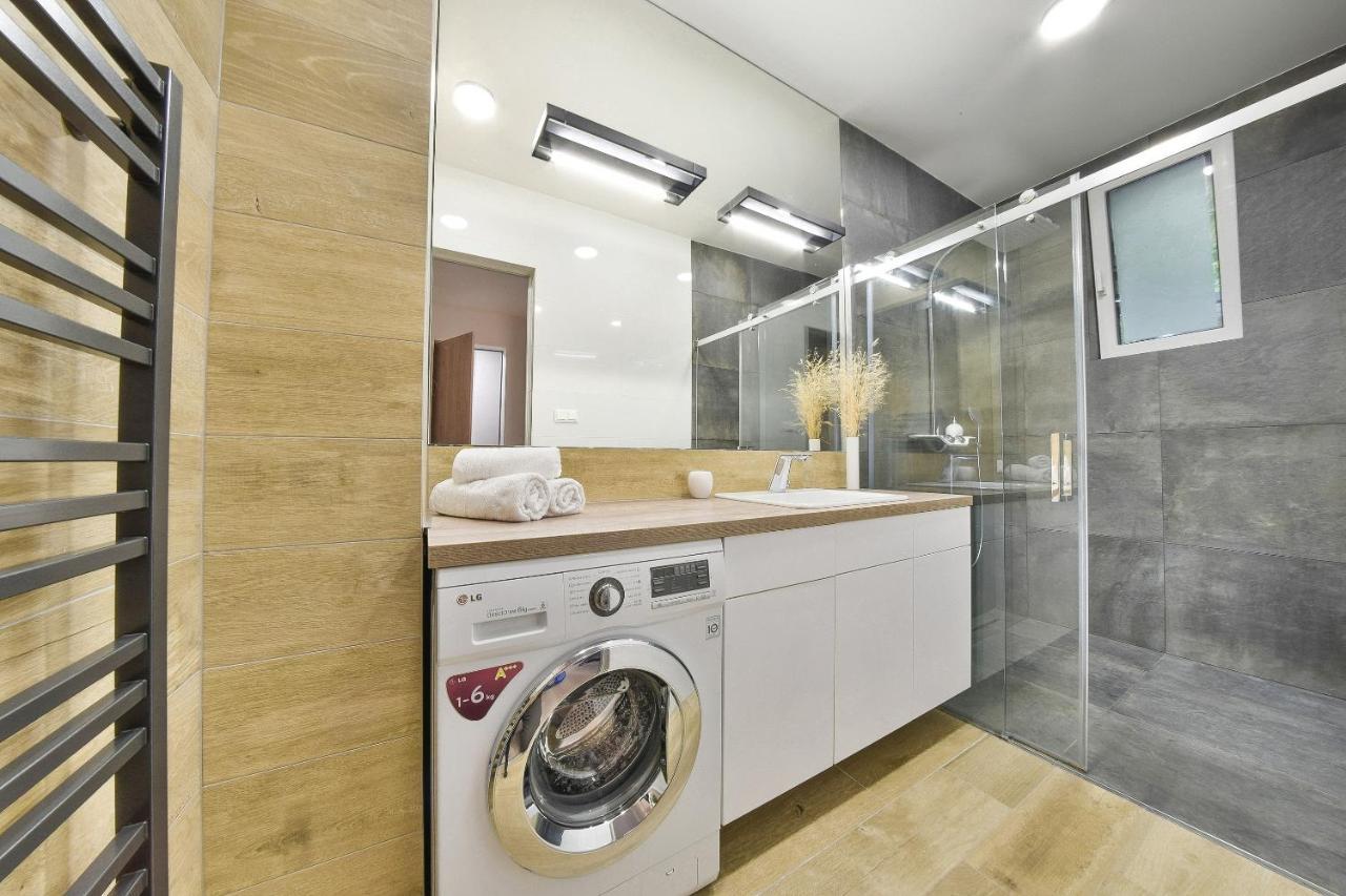 Chalupku - Luxurious Apartment 70M2 In Direct Centrum With Parking Included, Air-Conditioned, Balcony, Quiet Sleep, Best In Town บันสกาบิสตรีตซา ภายนอก รูปภาพ