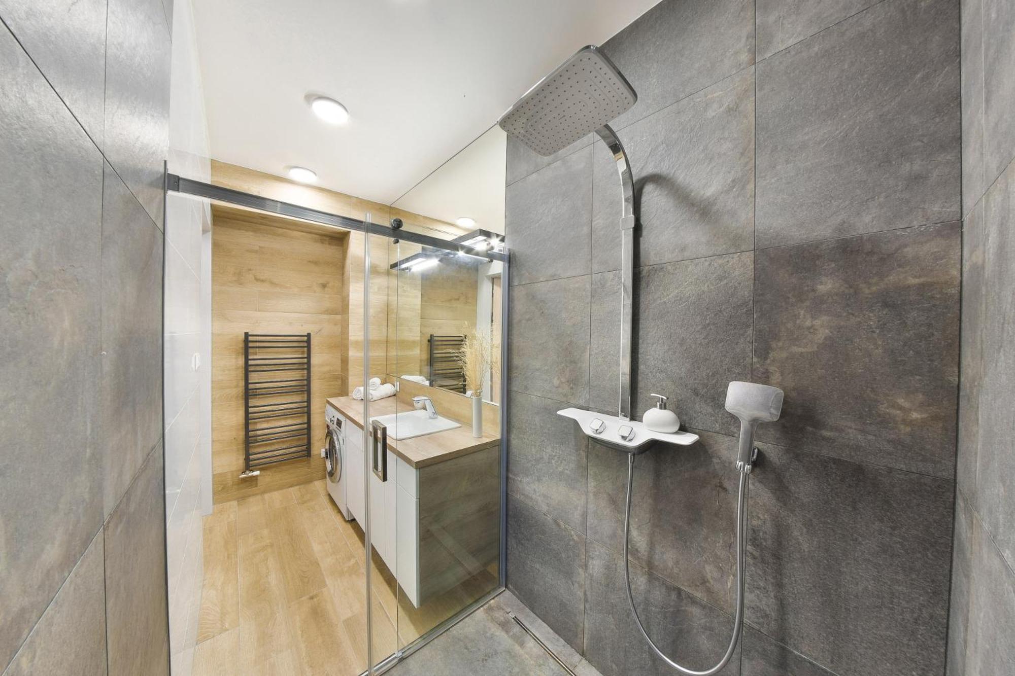 Chalupku - Luxurious Apartment 70M2 In Direct Centrum With Parking Included, Air-Conditioned, Balcony, Quiet Sleep, Best In Town บันสกาบิสตรีตซา ภายนอก รูปภาพ