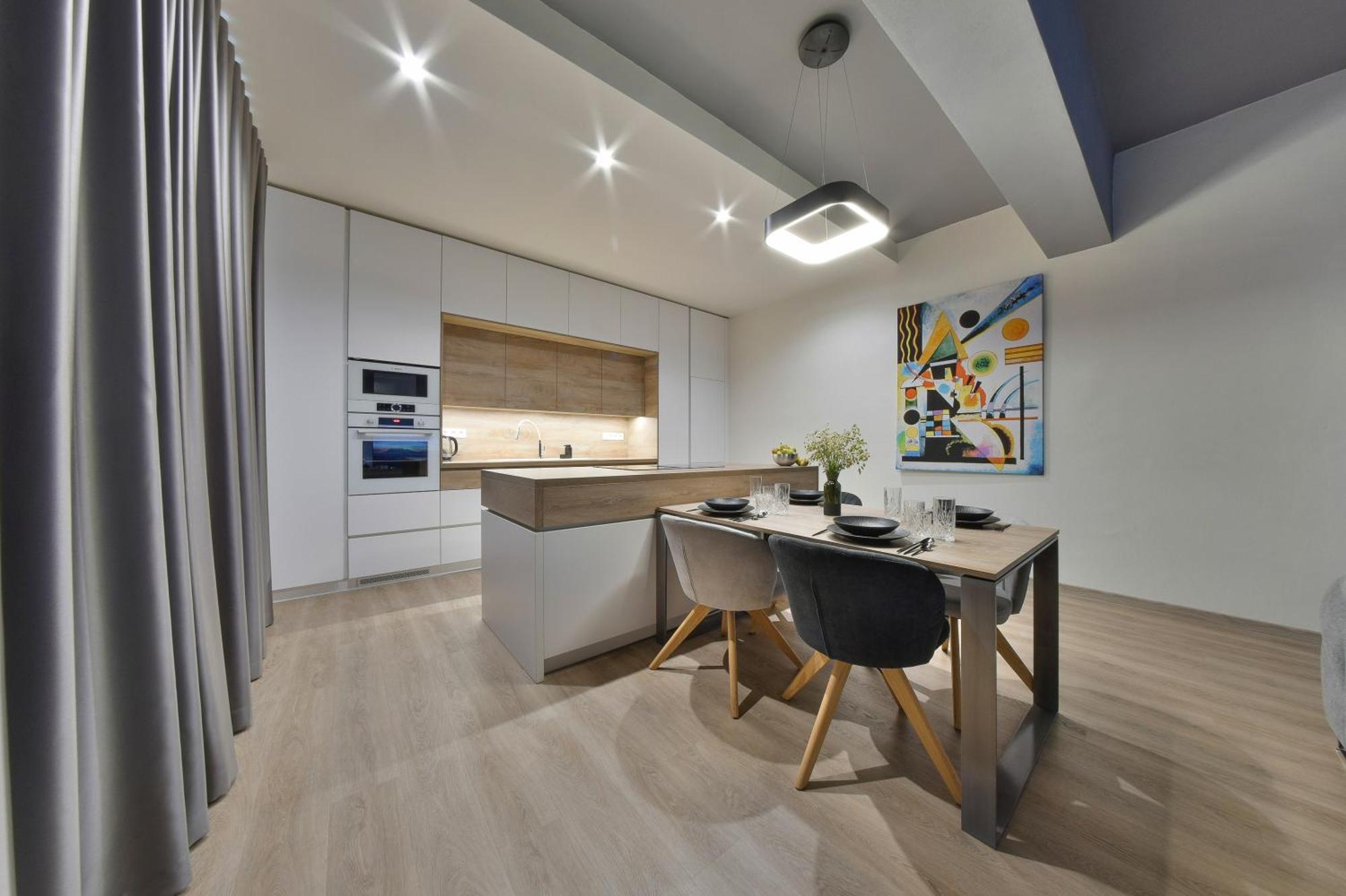 Chalupku - Luxurious Apartment 70M2 In Direct Centrum With Parking Included, Air-Conditioned, Balcony, Quiet Sleep, Best In Town บันสกาบิสตรีตซา ภายนอก รูปภาพ