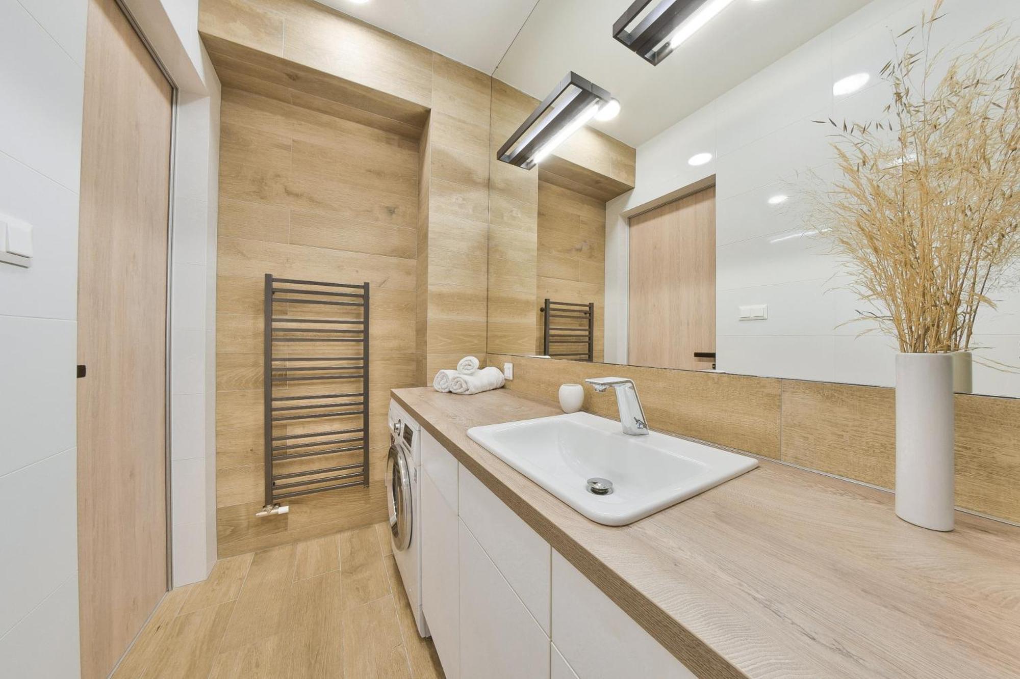 Chalupku - Luxurious Apartment 70M2 In Direct Centrum With Parking Included, Air-Conditioned, Balcony, Quiet Sleep, Best In Town บันสกาบิสตรีตซา ภายนอก รูปภาพ