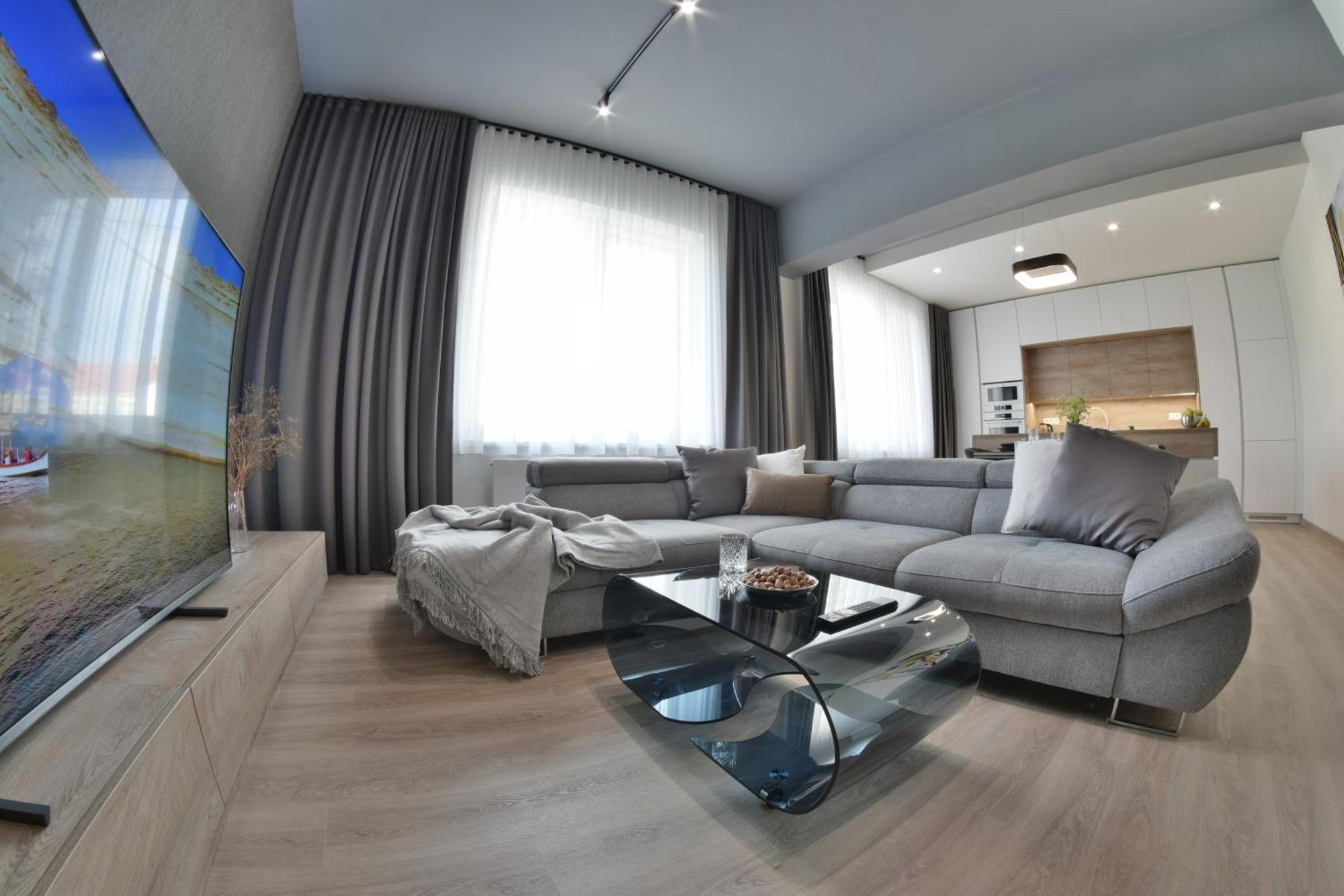 Chalupku - Luxurious Apartment 70M2 In Direct Centrum With Parking Included, Air-Conditioned, Balcony, Quiet Sleep, Best In Town บันสกาบิสตรีตซา ภายนอก รูปภาพ